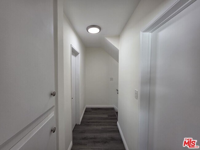 Building Photo - 517 N Francisca Ave