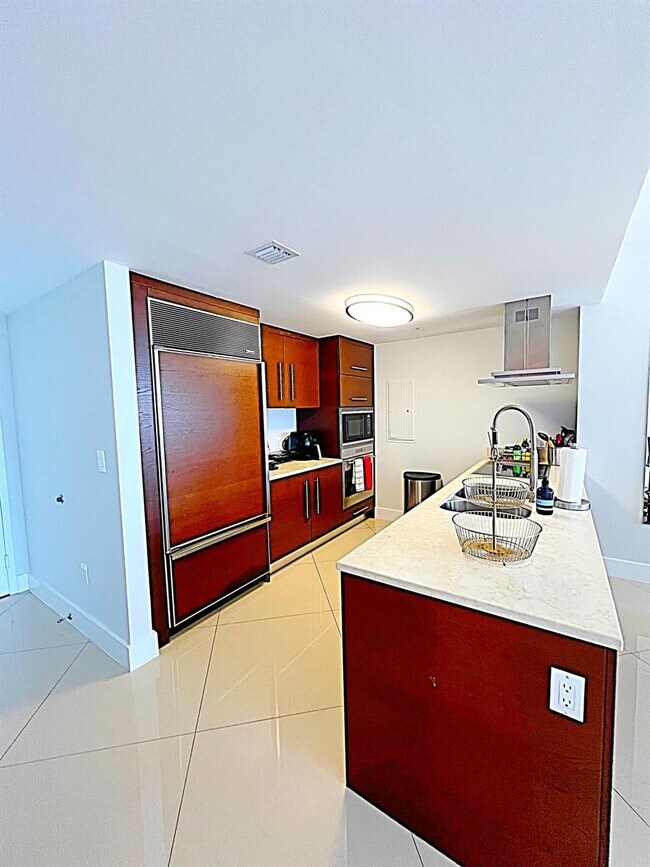 Building Photo - 495 Brickell Ave