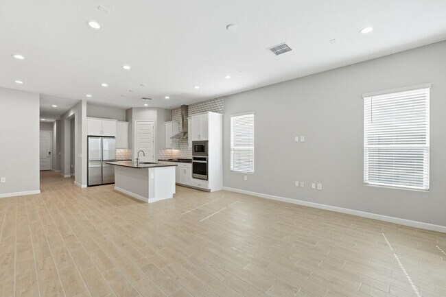 Building Photo - 5028 E Shady Glen Ave