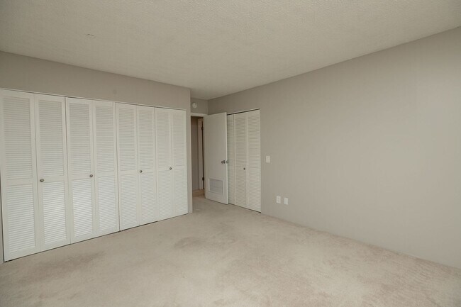 Building Photo - Unbeatable Views, Ample Amenities, 2 Bed 1...