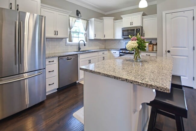 Building Photo - Pet Friendly Three Bedroom with Bonus in S...