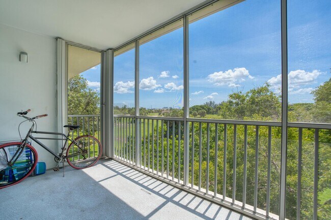 Building Photo - 2800 N Palm Aire Dr