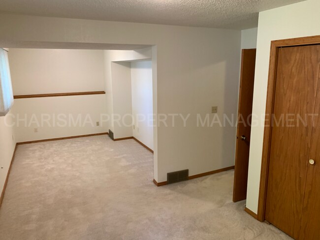 Building Photo - SPACIOUS 3 BD 2 BA HOUSE ON SOUTHEAST SIDE OF SIOUX FALLS