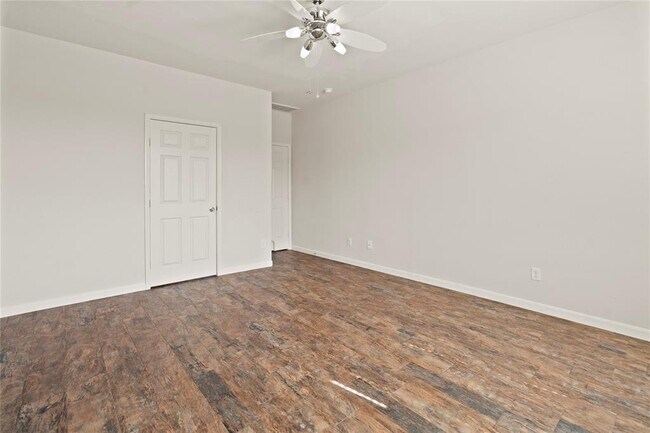 Building Photo - 8243 Mandalay Bay Dr