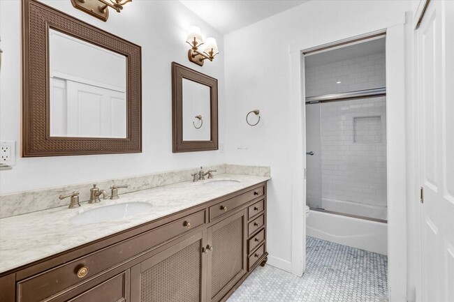 Building Photo - 3335 Riviera Dr