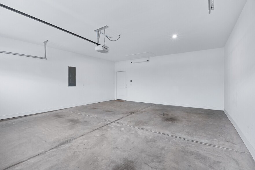 Building Photo - 686 Destiny Dr