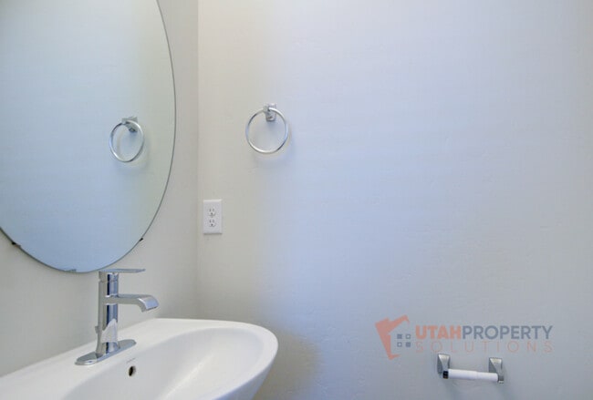 Building Photo - 1057 W 400 S