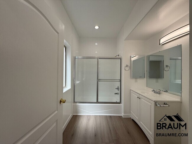 Building Photo - 10849 Fruitland Dr