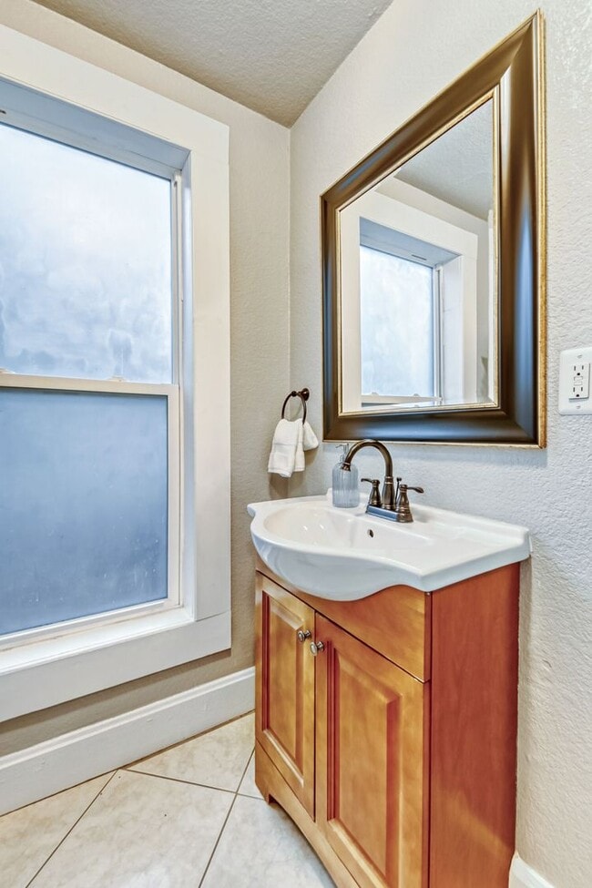 Building Photo - Updated Historic 5BR Near Downtown Denver & Light Rail! June Move-in Special!
