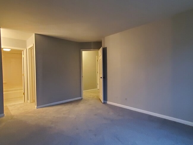 Building Photo - 325 Satinwood Ct S