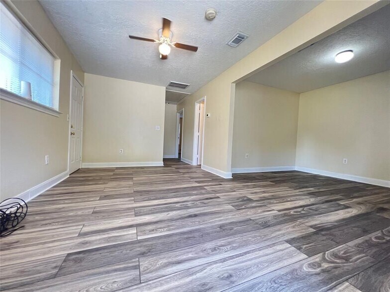 Building Photo - 915 Pinckney St