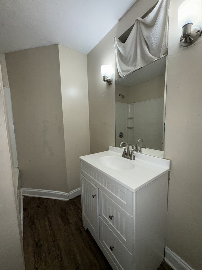 Building Photo - 1219 Shalimar Dr