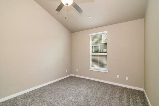 Building Photo - AVAILABLE NOW! GORGEOUS 3 BEDROOM FOUR PLEX LOCATED IN MIDLOTHIAN ISD!
