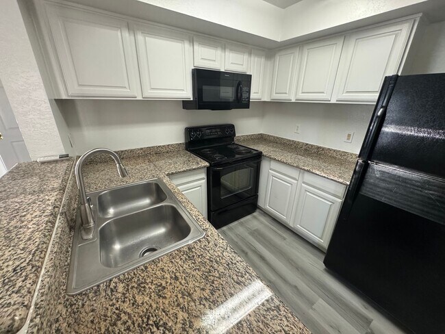 Building Photo - Bright spacious condo near Sunrise Mountain