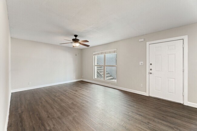 Building Photo - 5005 Manor Rd