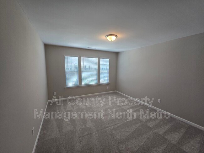 Building Photo - 490 Tall Pnes Ter