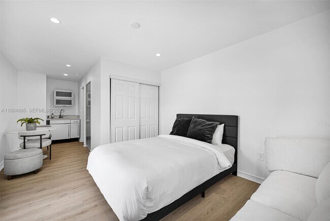 Building Photo - 150 NE 50th St