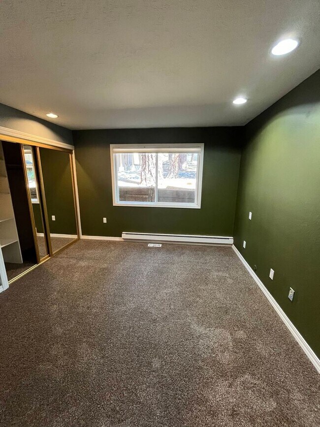 Building Photo - Available Now! 4 bedroom, 2.5 bath unit
