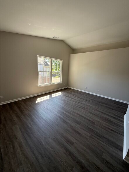 Building Photo - 2276 Vanderbilt Dr