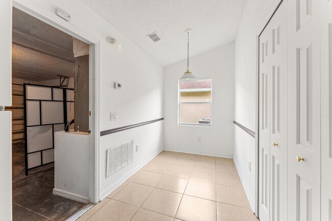 Building Photo - 3 bed with Solar heating Private Pool