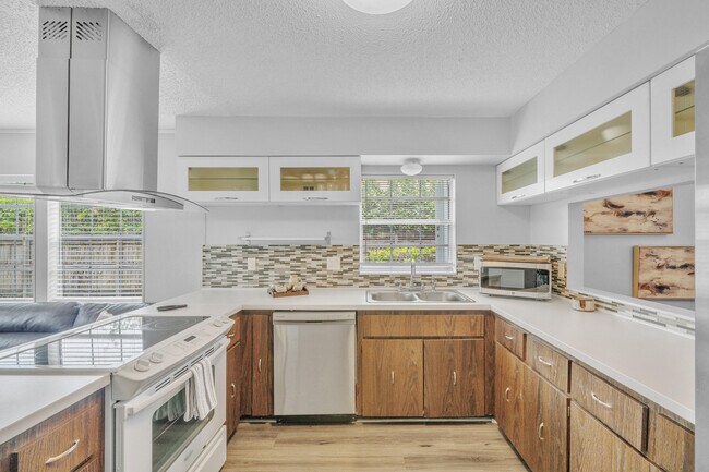 Building Photo - 1350 Riverside Cir