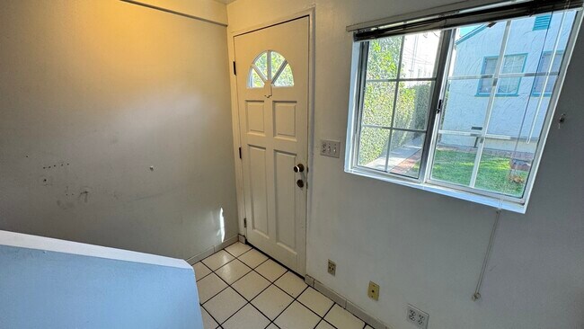 Building Photo - 459 N Alfred St