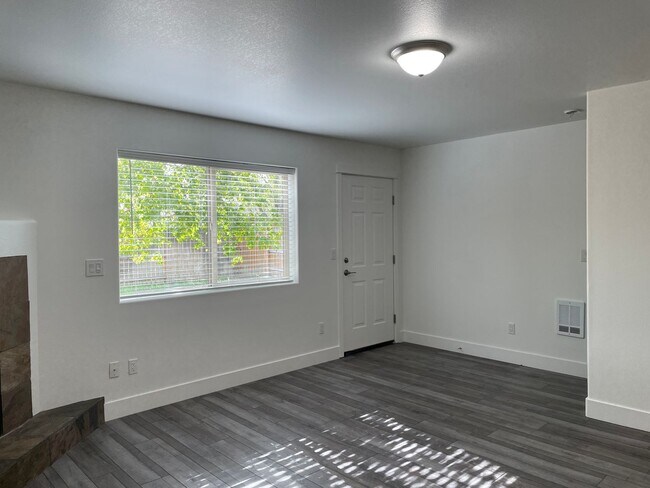 Building Photo - Beautifully Updated 2 Bed / 2.5 Bath Duplex in SW Redmond – Move-In Ready!