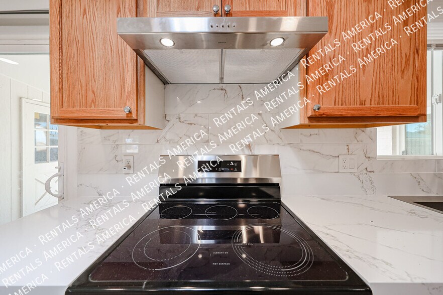 Building Photo - 935 E Wesleyan Dr