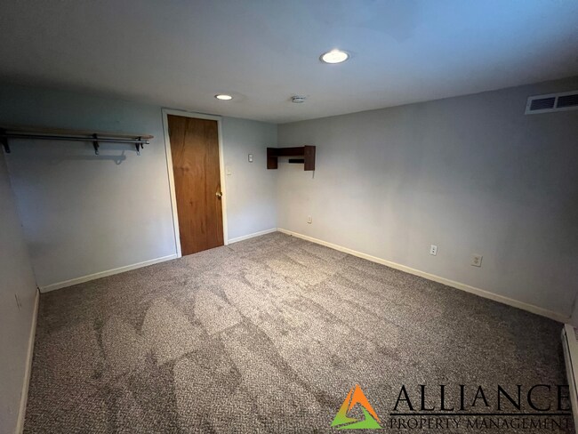 Building Photo - 729 Thurston St