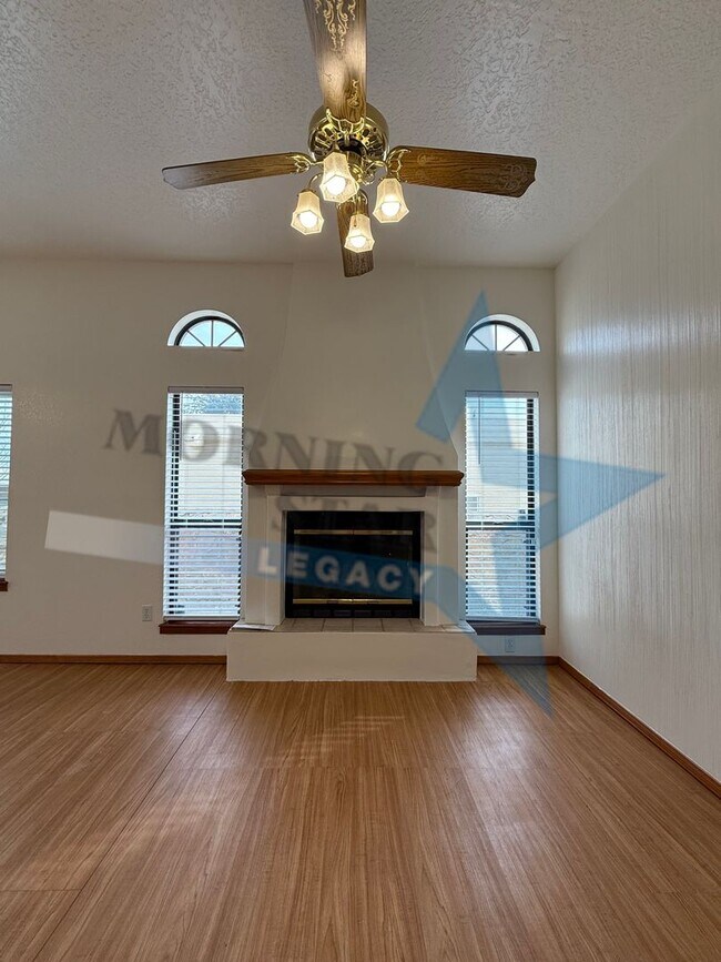 Building Photo - Move-in Special! Charming Home with Mountain Views!