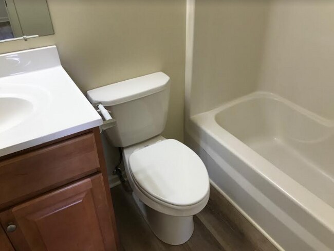 Building Photo - 916 Kings Rd