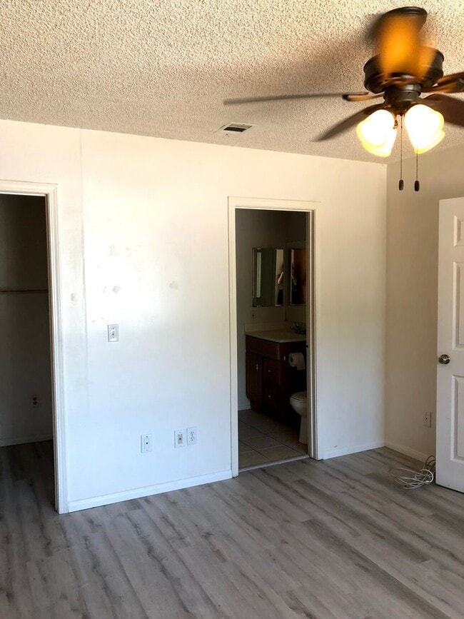 Building Photo - 5 bed 3 bath w/ POOL and Large rooms