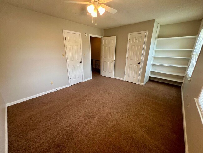 Building Photo - 860 Village Ct