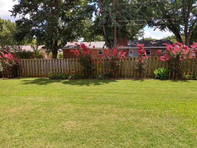 Building Photo - 1001 W Will Rogers Dr