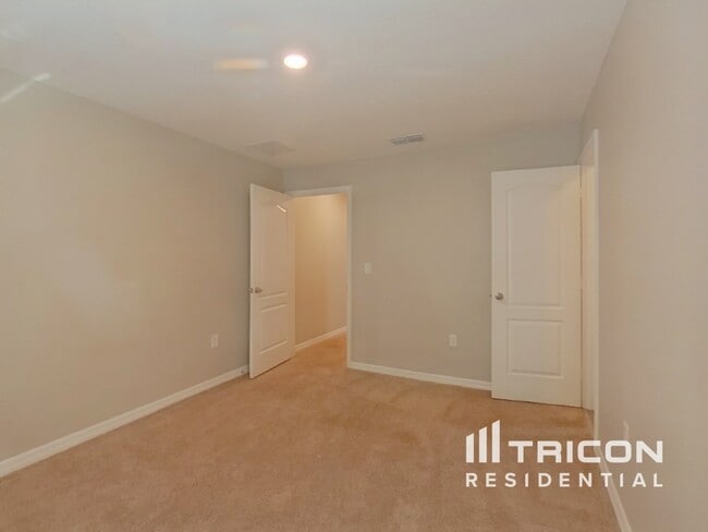 Building Photo - 1596 Wynford Cir