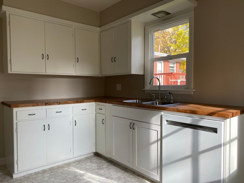 Building Photo - 4135 Lenox Ave