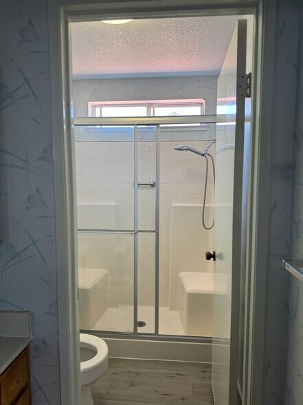 Master Bath - 1070 Camellia Ln