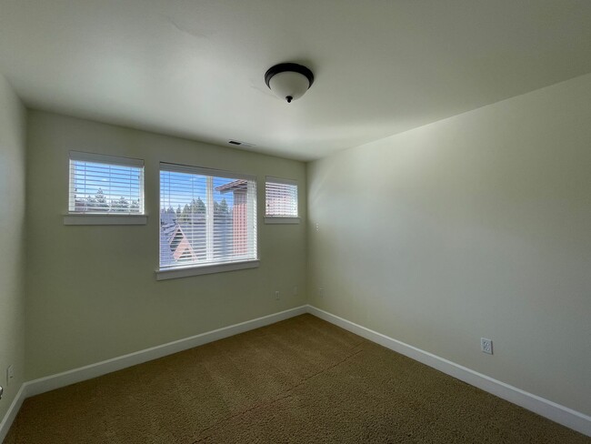 Building Photo - Old Mill Townhome Available 5/5/25