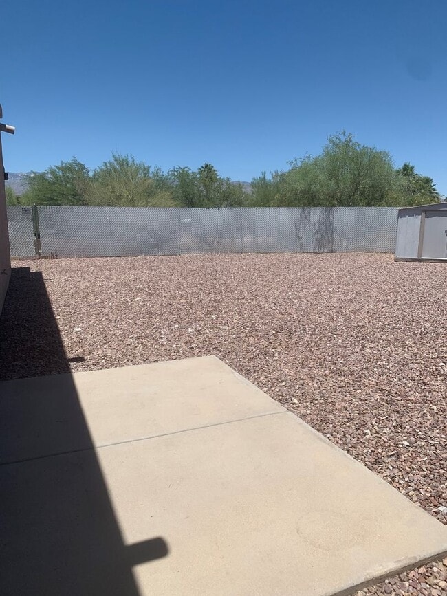 Building Photo - 9115 E Esperanza Dr