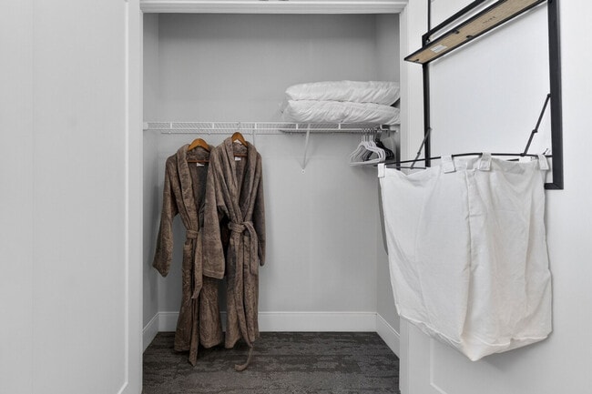 Building Photo - 1424 N Park Pl