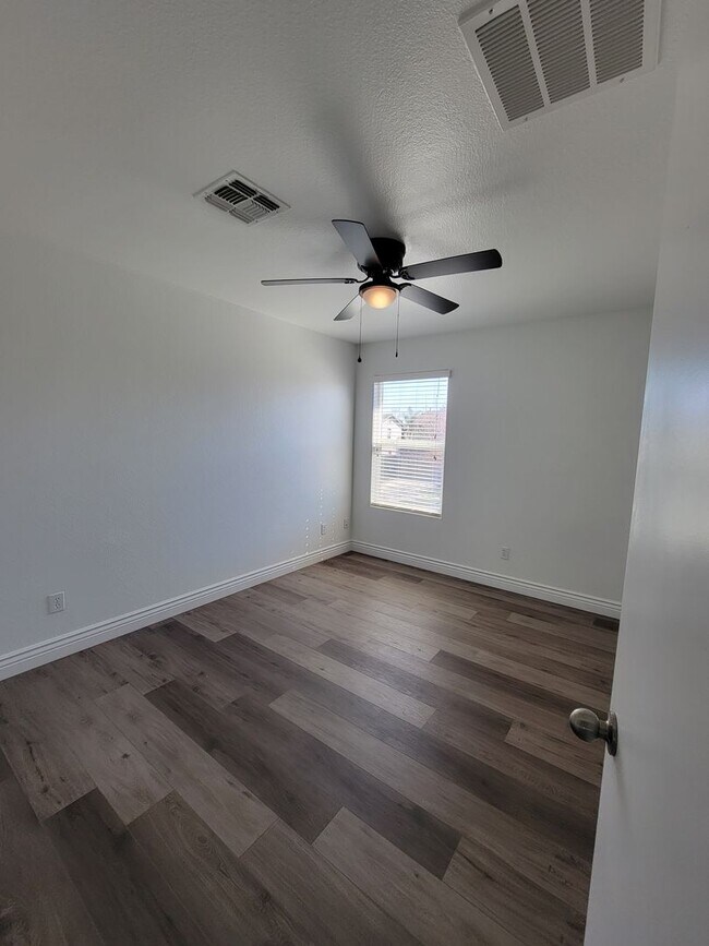 Building Photo - 4 Bedroom 2 Bathroom Home Close to Shopping and Restaurants!!