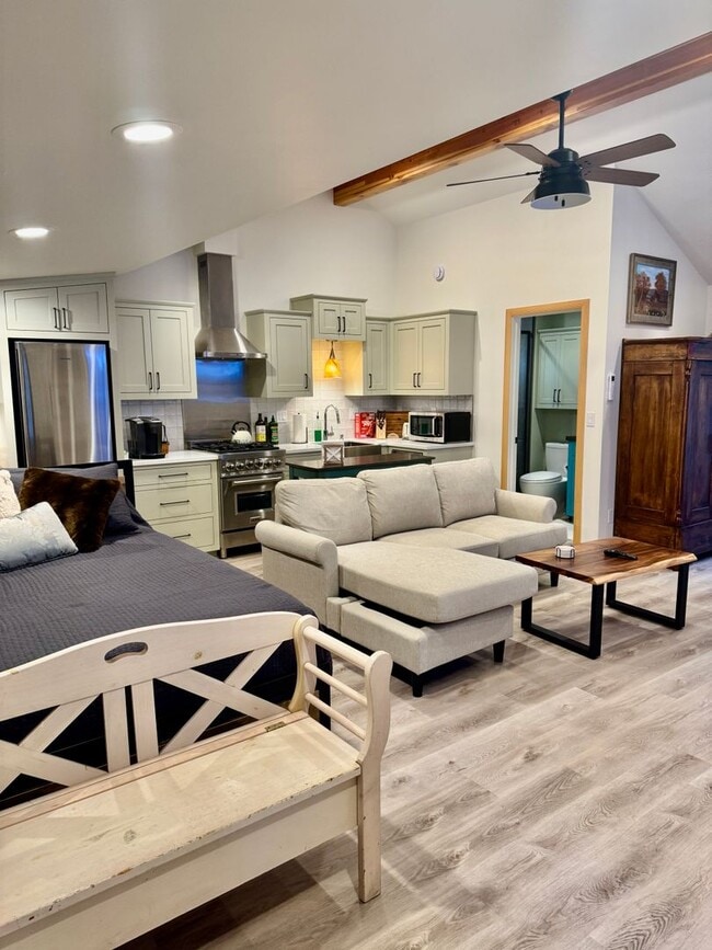 Building Photo - Immaculate Designer Furnished Studio in Co...