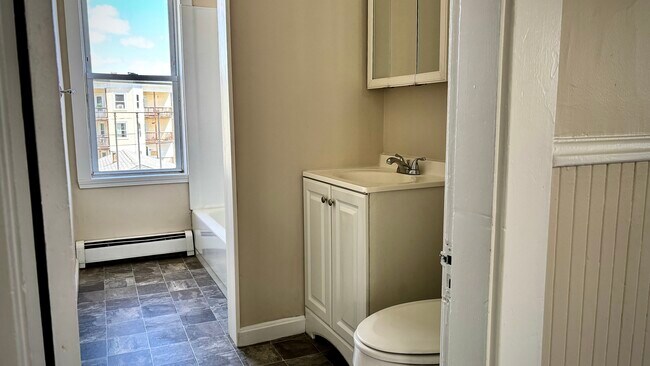 Building Photo - PET FRIENDLY 2BR IN BERNON DISTRICT MINUTE...