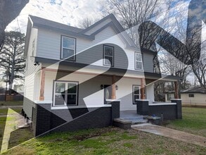 Building Photo - 701 SE 18th St