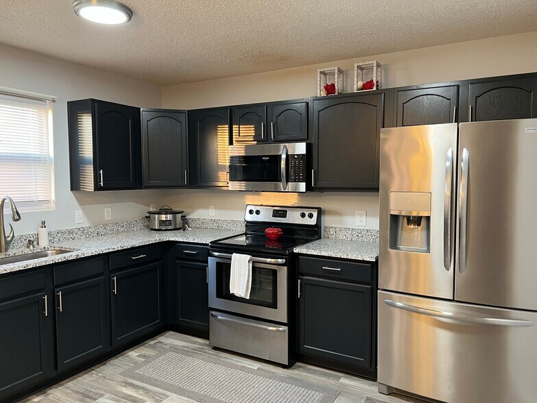 Kitchen - 908 Bentgrass Dr