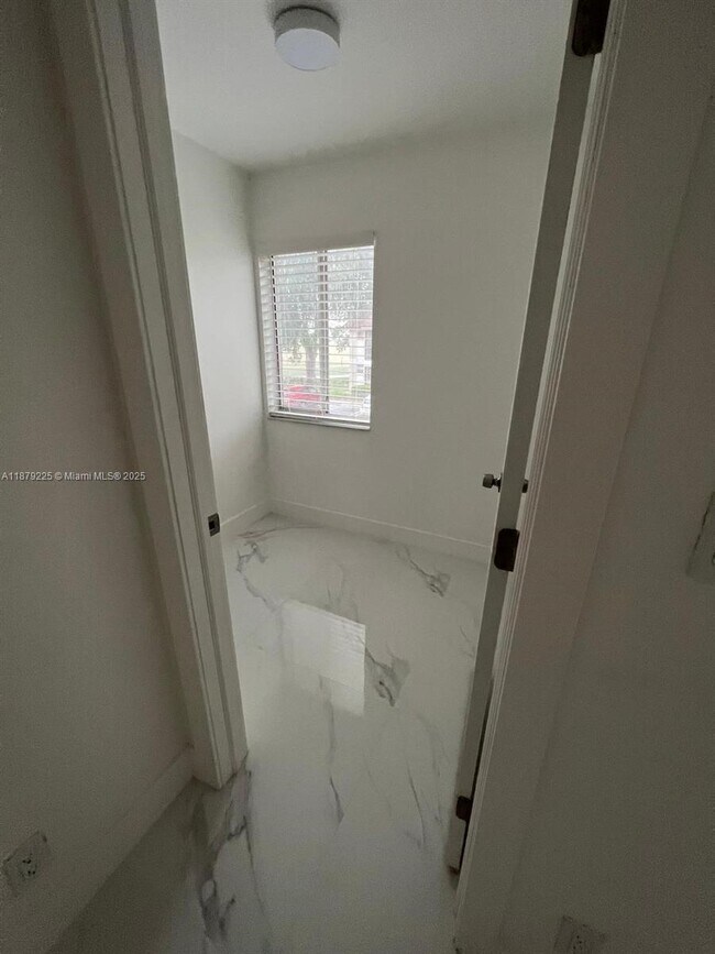 Building Photo - 505 Gardens Dr