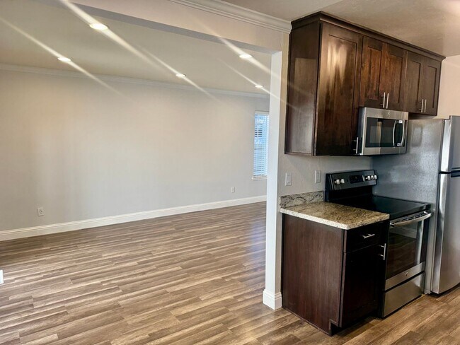 Building Photo - Gorgeous Lower End Unit with Inside Laundry Available Now!