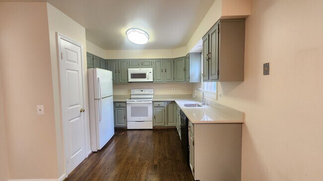 Building Photo - Spacious Arlington TH Near Ballston Metro!
