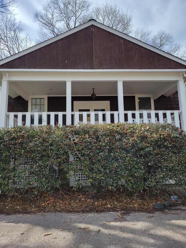 1600 sq ft studio apartment - 4237 Post Rd
