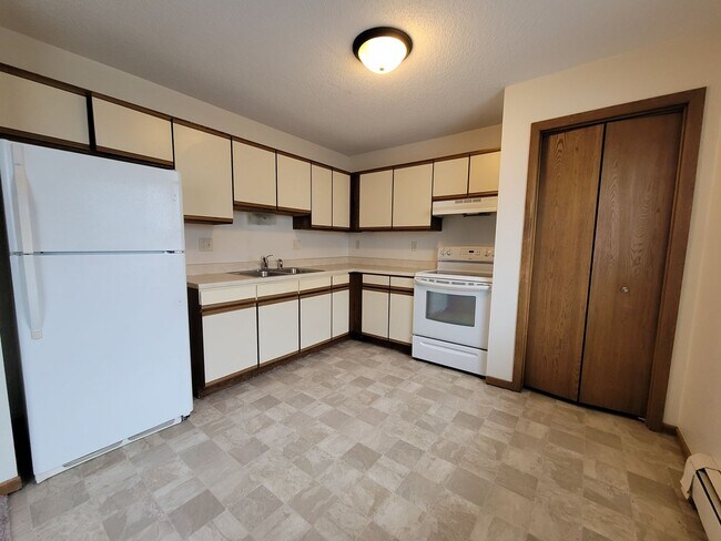 Building Photo - Great Marion Location. 2 bedroom 1 bath, h...